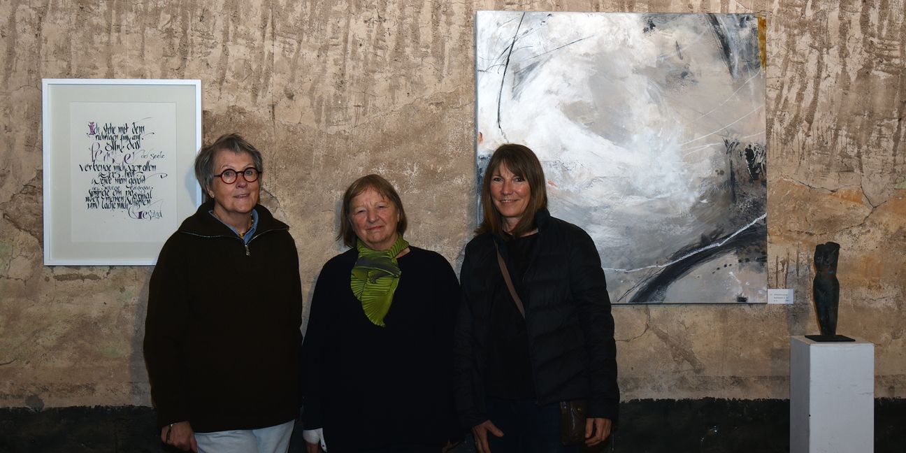 Dier reii Künstlerinnen: Inge Nobel-Kurzynsky, Linde Wallner und Sissi Katefidis (von links)