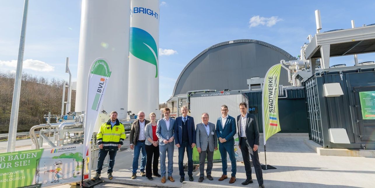Strahlende Gesichter im Sonnenschein: Dionisis Papoutsogiannopoulos (Stadtwerke, Leiter der Anlage), Dr. Karl Peter Hoffmann (Geschäftsführer Stadtwerke Sindelfingen), Wiebke Höfer (neue Geschäftsführerin der Bioabfallverwertung Leonberg), Sindelfingens Oberbürgermeister Markus Kleemann, Landrat Roland Bernhard, Wolfgang Bagin (bisheriger Geschäftsführer Bioabfallverwertung Leonberg), Dr. Andre Baumann (Parlamentarischer Staatssekretär im Umweltministerium) und Martin Wuttke (Erster Werkleiter AWB Böblingen).