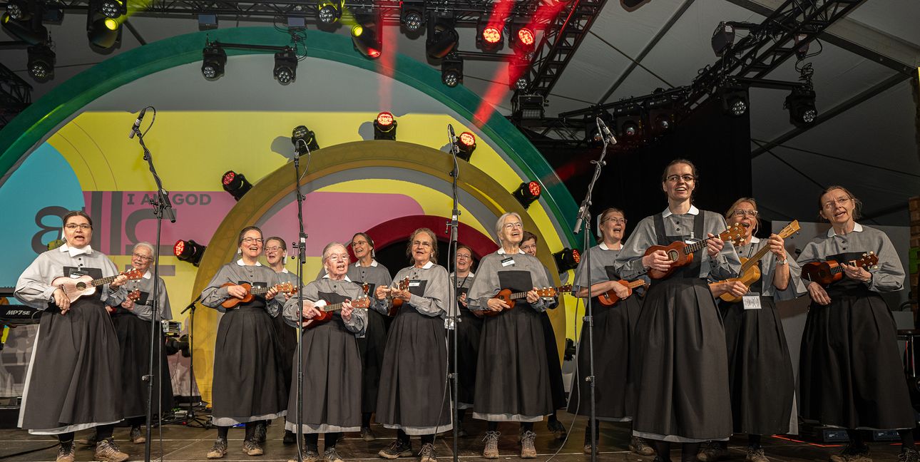 Die Aidlinger Schwestern traten im Chor mit Ukulelen auf.
