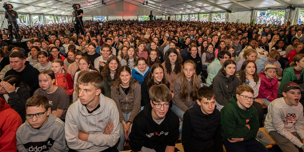 Das große Zelt beim Pfingstjugendtreffen war wie immer beim Hauptgottesdienst bis auf den letzten Platz besetzt.