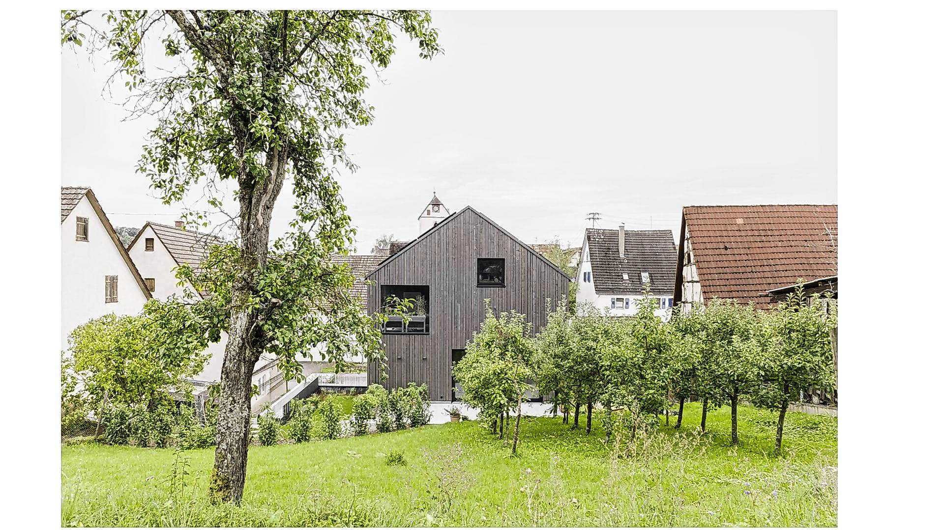Ein Gemeinschaftsgarten für die zwei Familien findet sich hinter dem Haus.