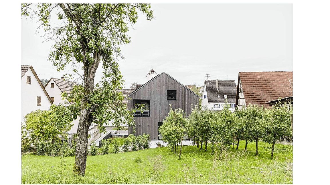 Ein Gemeinschaftsgarten für die zwei Familien findet sich hinter dem Haus.
