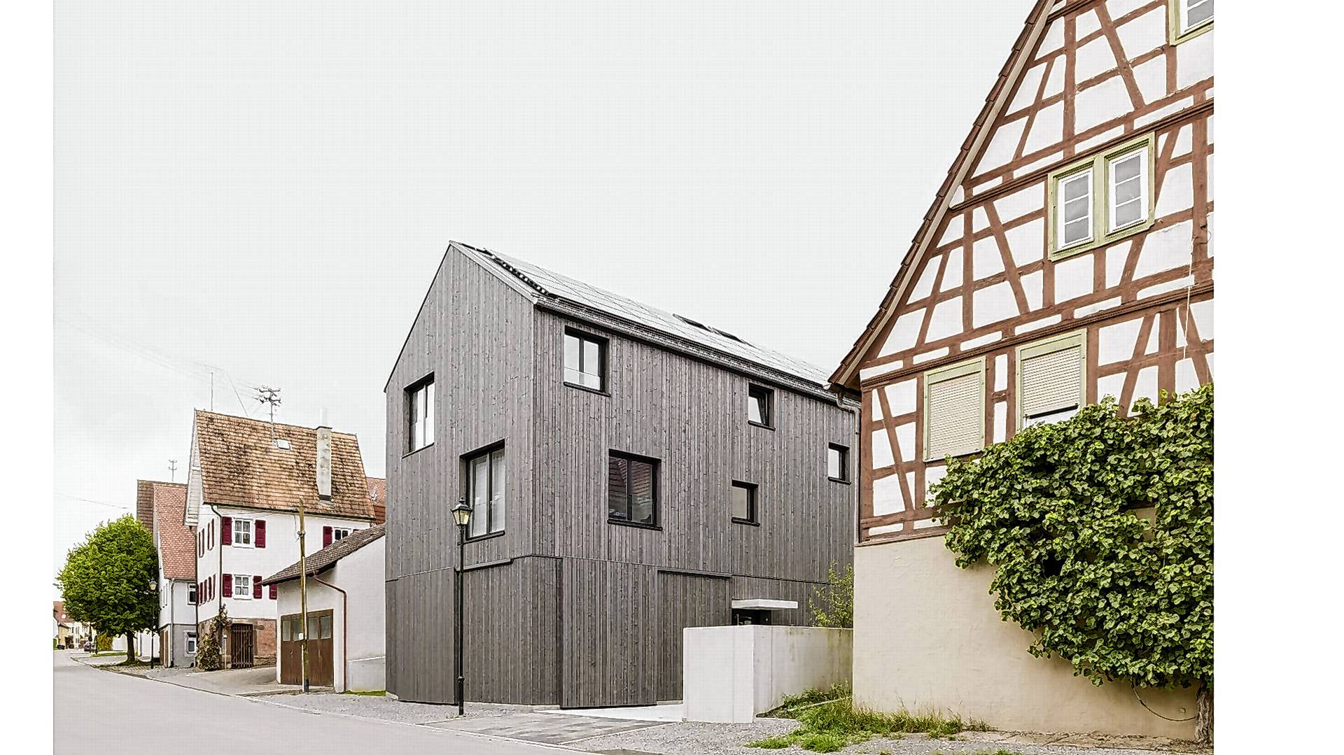 So kann Nachverdichtung auf dem Land ussehen, das von den Stuttgarter Architekten LIMA entworfene Haus reiht sich harmonisch und selbstbewusst in die Dorfstraße ein.