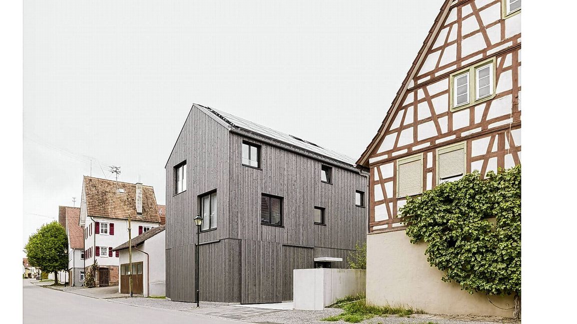 So kann Nachverdichtung auf dem Land ussehen, das von den Stuttgarter Architekten LIMA entworfene Haus reiht sich harmonisch und selbstbewusst in die Dorfstraße ein.