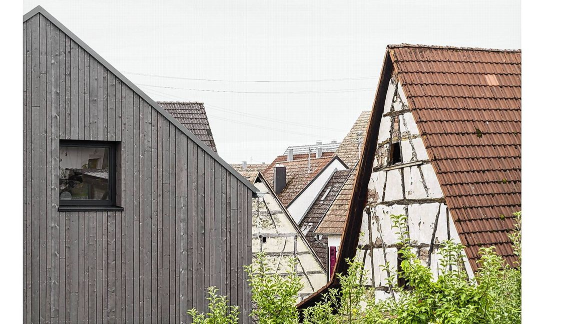 Die Holzfassade nimmt das Fachwerk der Umgebung auf.