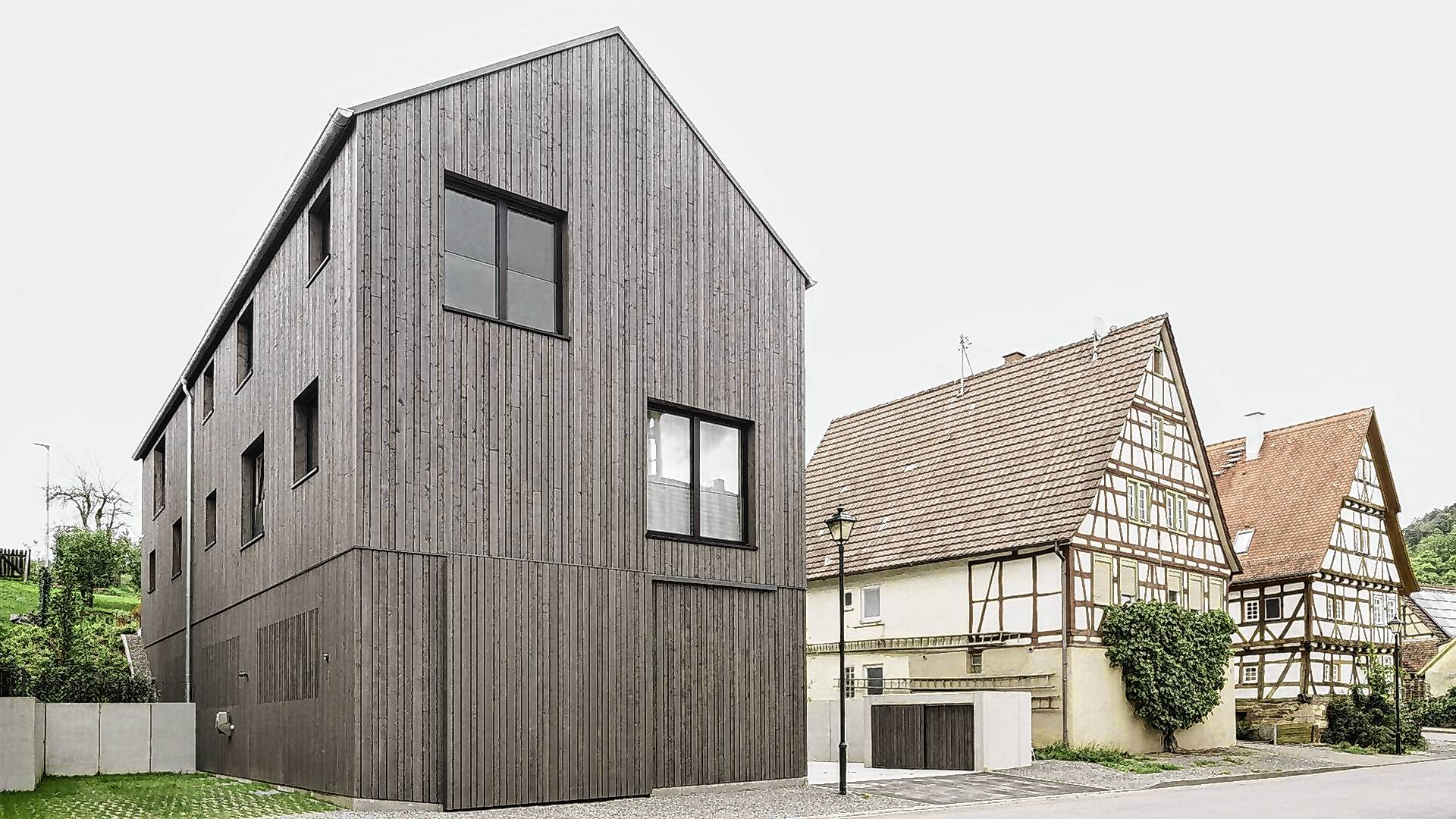 Fällt schon angenehm auf, das neue Zweifamilienhaus in Ammerbuch. Im Erdgeschoss versteckt sich ein besonderes Gefährt.