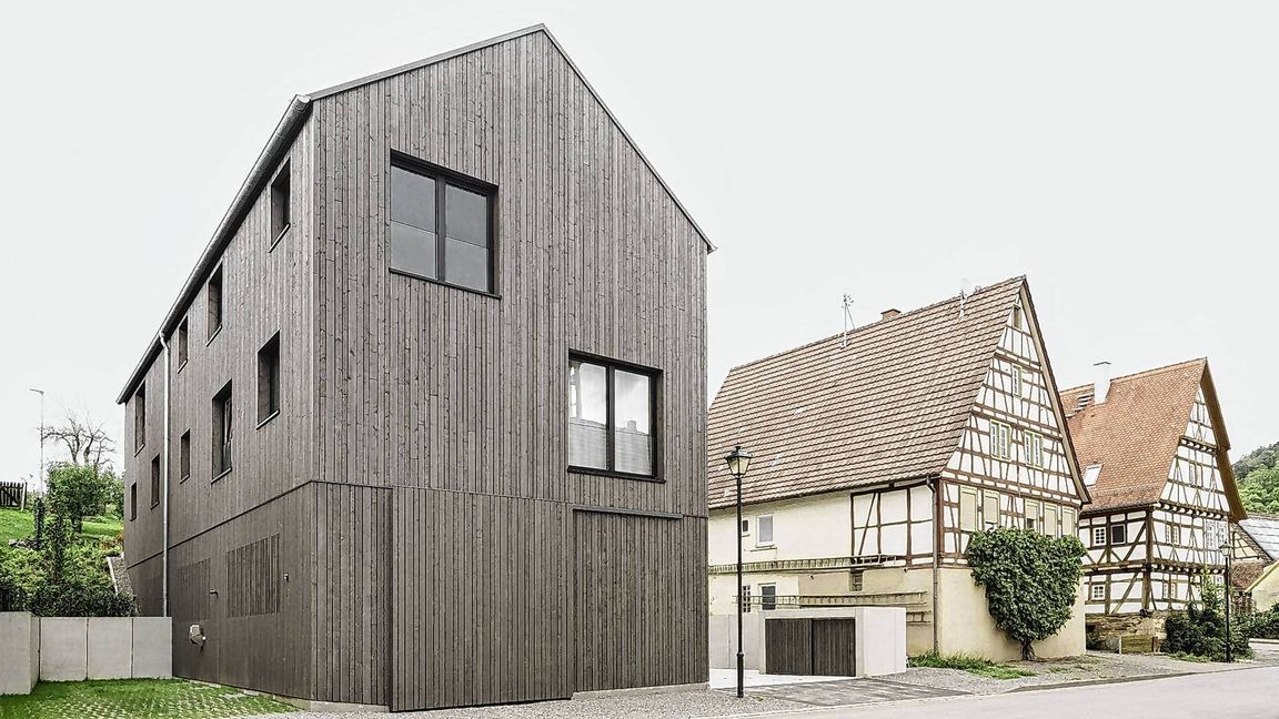 Fällt schon angenehm auf, das neue Zweifamilienhaus in Ammerbuch. Im Erdgeschoss versteckt sich ein besonderes Gefährt.