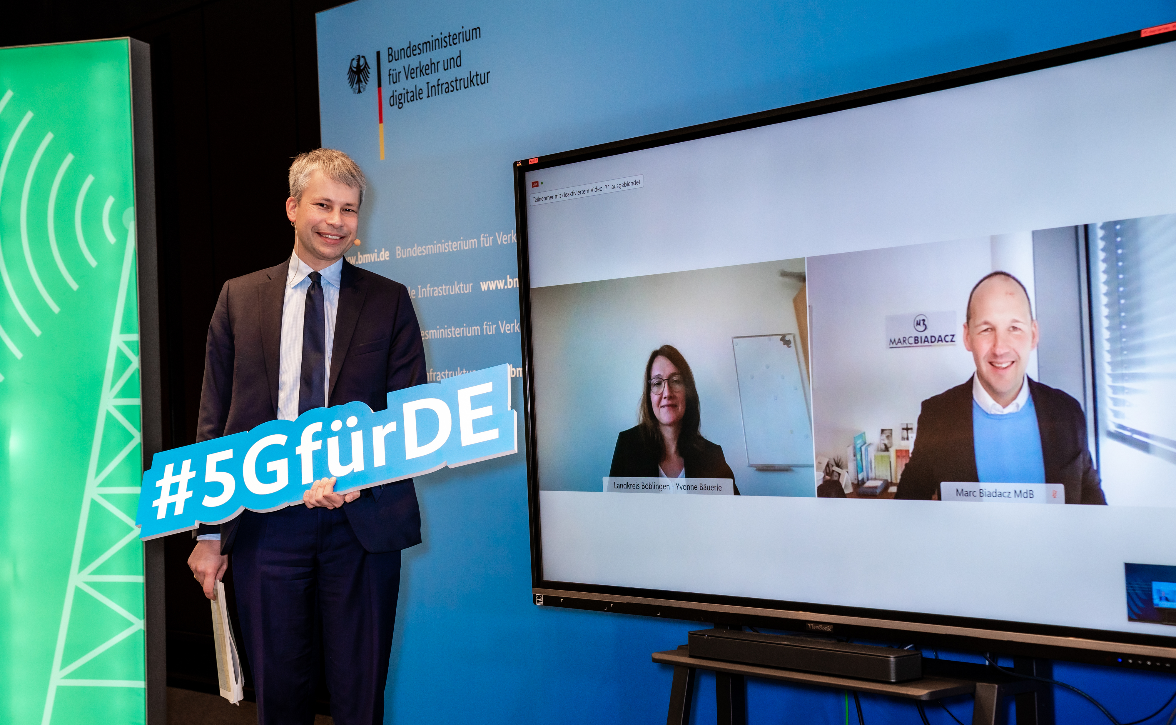 Der Parlamentarische Staatssekretär im Ministerium für Verkehr und digitale Infrastruktur, Steffen Bilger MdB, die Amtsleiterin für Landwirtschaft und Naturschutz im Landratsamt Böblingen, Yvonne Bäuerle, und der CDU-Bundestagsabgeordnete für den Wahlkreis Böblingen, Marc Biadacz, freuen sich zusammen darüber, dass das 5G-Projekt aus dem Landkreis Böblingen in die Endauswahl gekommen ist. Bild: z