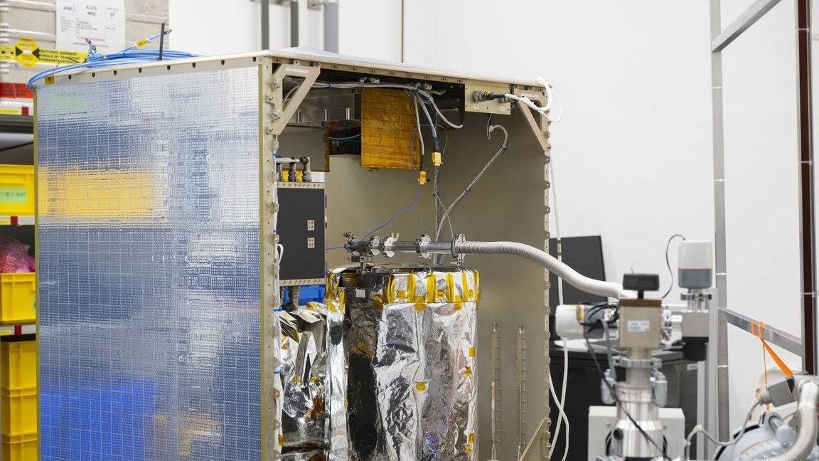 Das Atomic Clock Ensemble in Space (ACES) wurde außen am europäischen Columbus-Modul der ISS angebracht und soll Grundlagen der Physik prüfen.