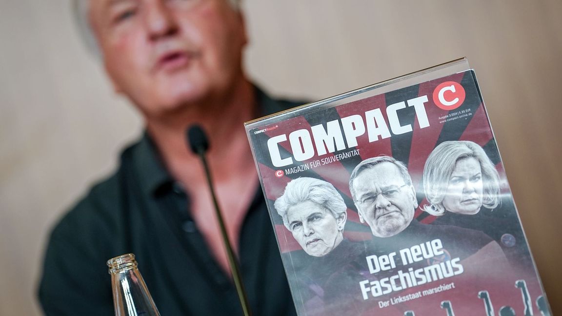 "Compact"-Chefredakteur Jürgen Elsässer hinter einem Titelbild seines Magazins. (Archivbild)