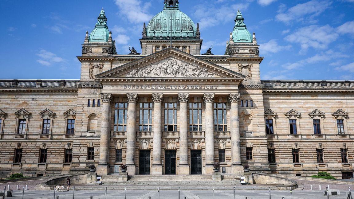 Das Bundesverwaltungsgericht Leipzig prüft das Verbot des rechtsextremen Magazins "Compact" (Symbolfoto)