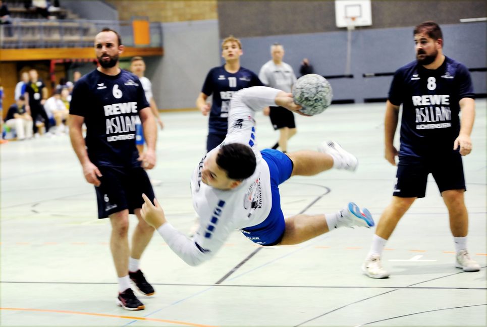 Artistisch: Jannik Bauer von der HSG Böblingen/Sindelfingen 2 erzielte im Heimspiel gegen den TSV Altensteig  2 vier Tore. Bild: photostampe