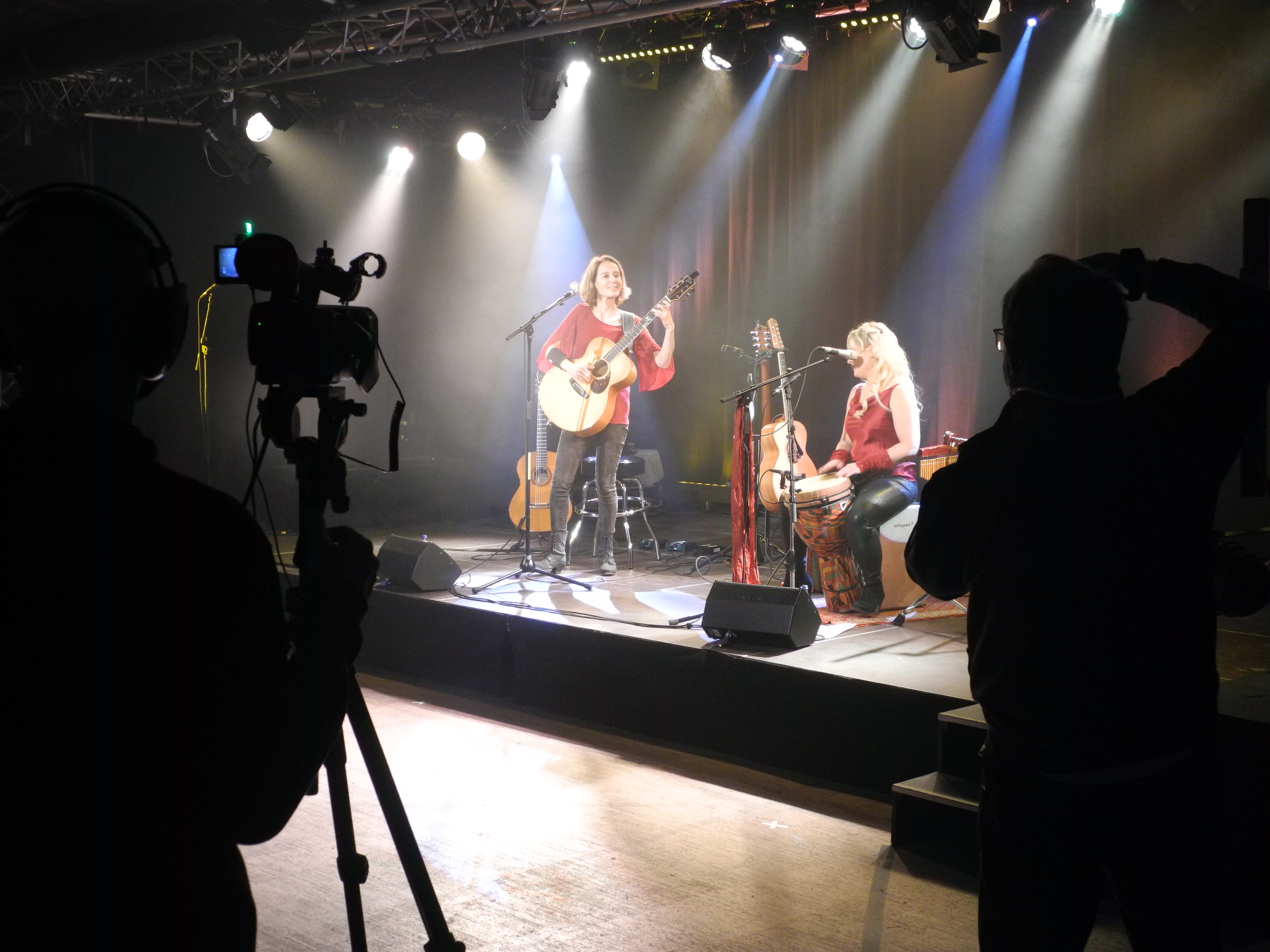 Mit großem Aufwand überträgt die IG Kultur Livestreams - wie hier von "Hearts and Bones" aus dem Pavillon ins Netz. Bilder: Volkmann