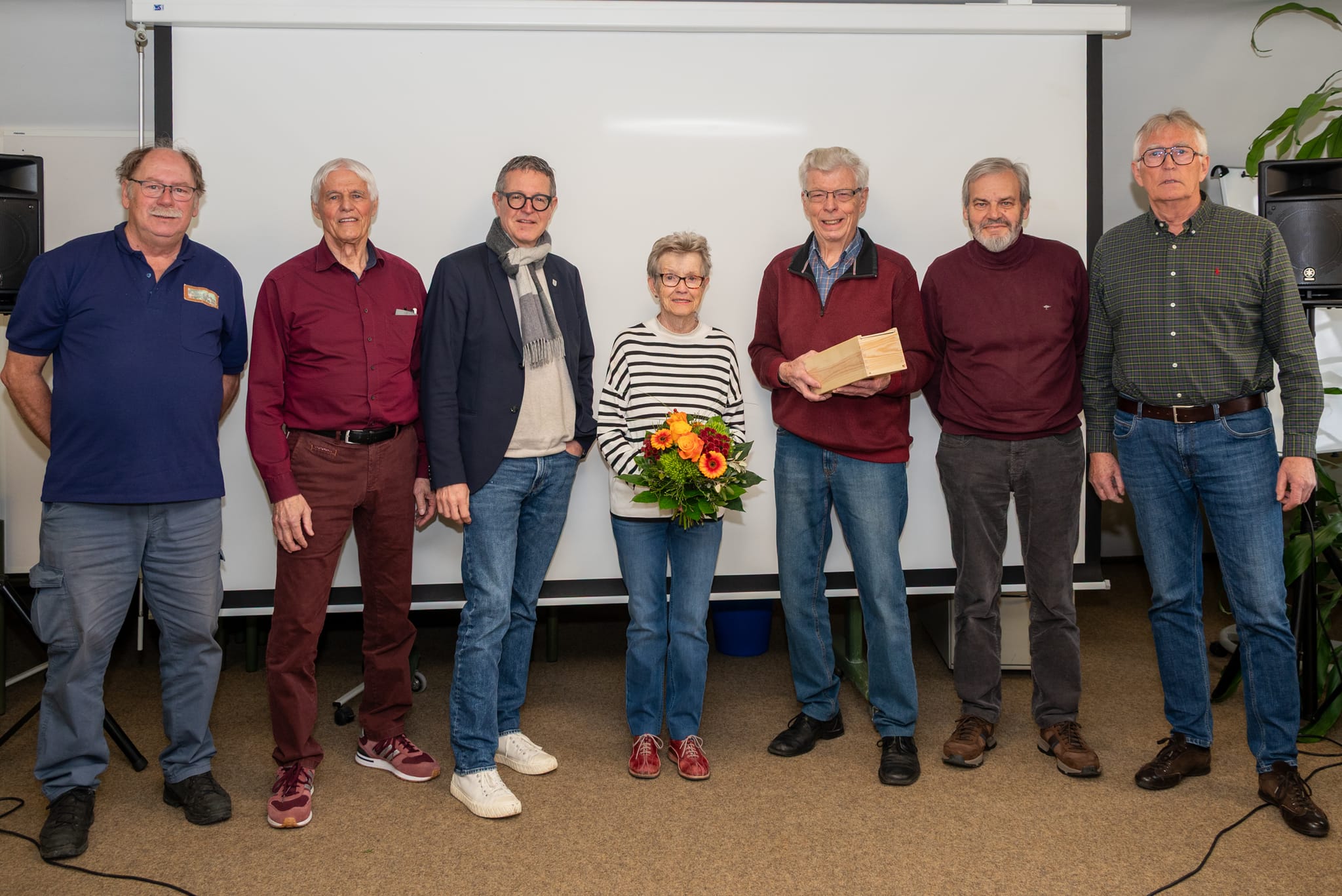 Der Film- und Videoclub: Gerhard Wagner (Schriftführer), neuer Clubleiter Kurt Haug, Kulturamtsleiter Markus Nau, Meinrad Walter (Stellvertretender Clubleiter) und Peter Trapp (Schatzmeister) verabschieden Hans-Georg Knödler (Dritter von rechts) aus dem A