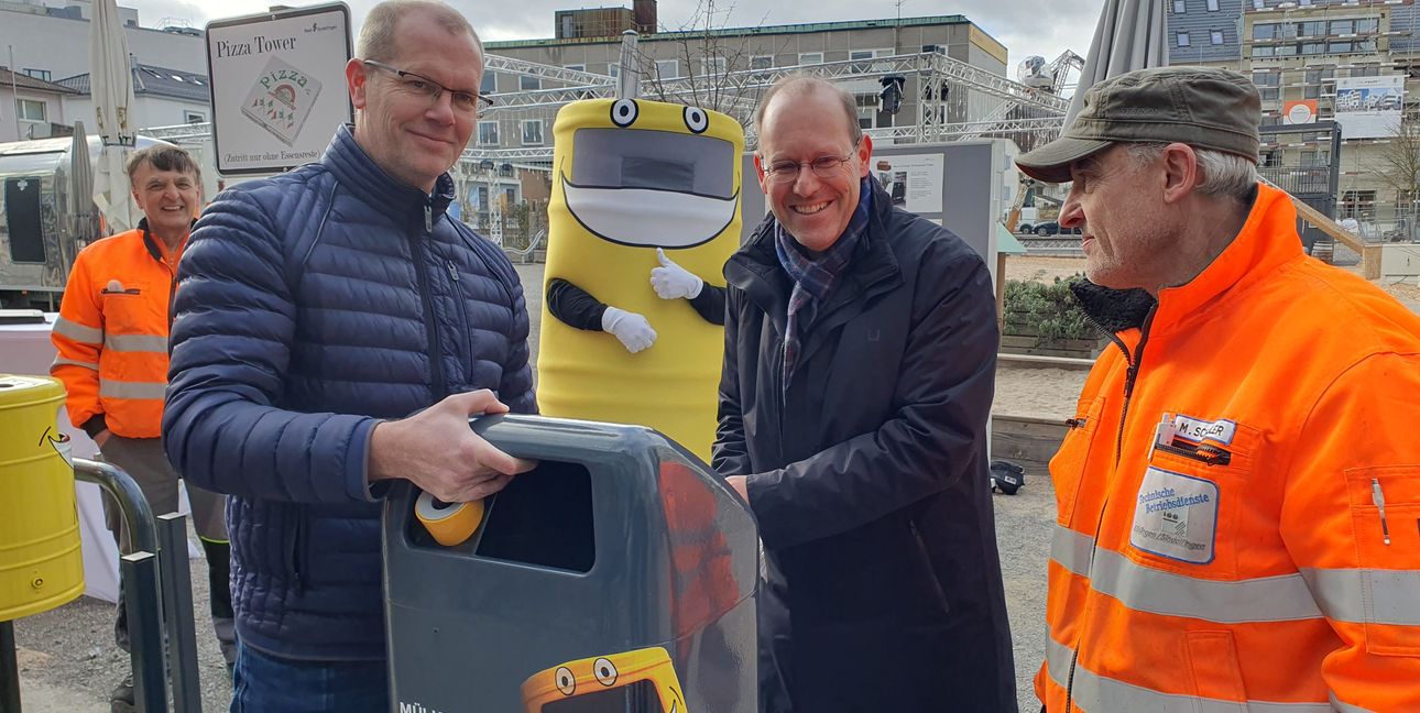 Grünamt-Leiter Ralf Bültge-Bohla, Oberbürgermeister Dr. Bernd Vöhringer und Martin Schindler von den Technischen Betriebsdiensten bringen den ersten Mülltoni 2.0 am Grünen Platz an (von links).