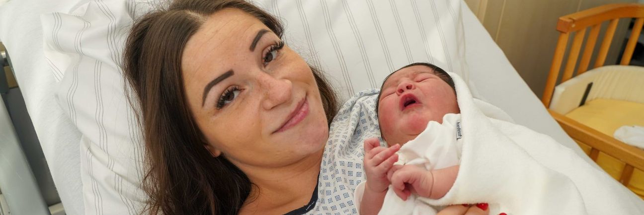 Das Weihnachtsbaby Ivolet und seine Mutter Francesca.