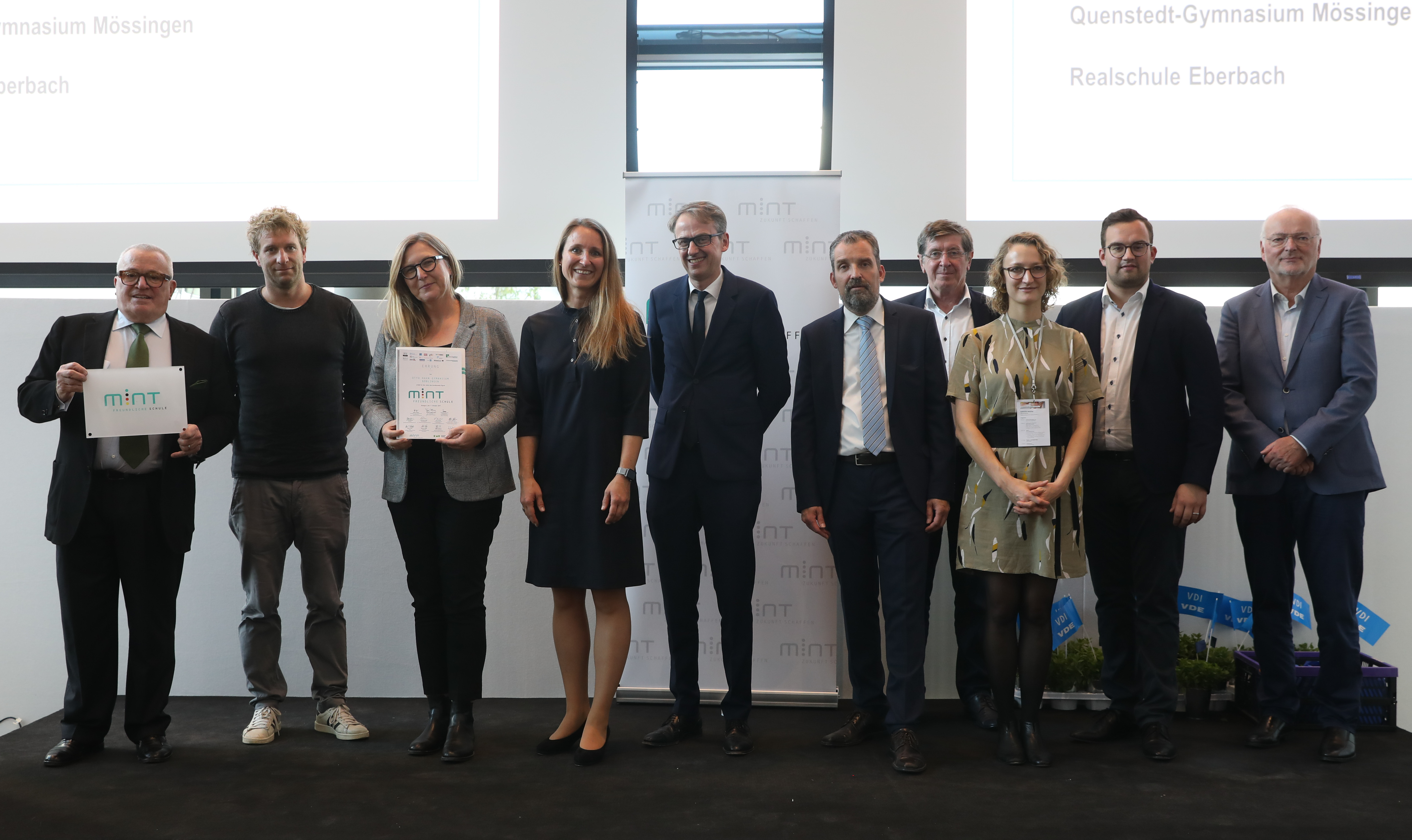 Bei der Auszeichnung dabei: Thomas Sattelberger, MINT Zukunft e.V.;  Daniel Rauser (Lehrer am OHG), Stefanie Bermanseder (Schulleiterin, OHG) Bettina Bihlmayr, Daimler Genius; Ministerial Direktor Michael Föll, Ministerium für Kultus, Jugend und Sport; Stefan Küpper, Arbeitgeber Baden-Württemberg und Südwestmetall; Katharina Missling, Wissensfabrik; Karl-Heinz Czychon, VDI; Michael Bronner, Christiani; Dr. Anika Hamberger, IHK Ulm; Dr. Karl-Heinz Fischer, VDE (von links).