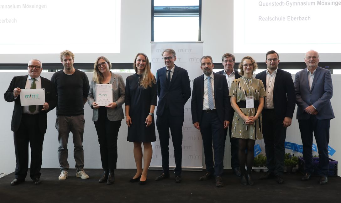 Bei der Auszeichnung dabei: Thomas Sattelberger, MINT Zukunft e.V.;  Daniel Rauser (Lehrer am OHG), Stefanie Bermanseder (Schulleiterin, OHG) Bettina Bihlmayr, Daimler Genius; Ministerial Direktor Michael Föll, Ministerium für Kultus, Jugend und Sport; Stefan Küpper, Arbeitgeber Baden-Württemberg und Südwestmetall; Katharina Missling, Wissensfabrik; Karl-Heinz Czychon, VDI; Michael Bronner, Christiani; Dr. Anika Hamberger, IHK Ulm; Dr. Karl-Heinz Fischer, VDE (von links).