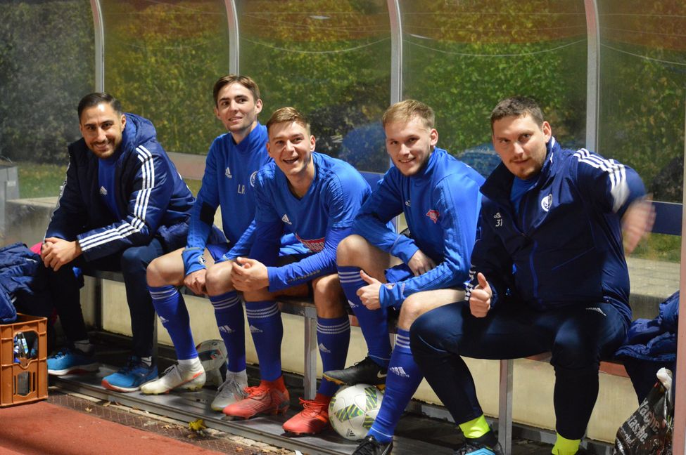 Da hatten die Ersatzspieler des VfL Sindelfingen noch gute Laune: Sascha Häcker, Lars Reichert, Jonathan Klotz, Filip Hlebec und Michael Walz (von links). Nach dem 0:1 bei Calcio verging dem VfL-Tross das Lachen. Bild: Zvizdic