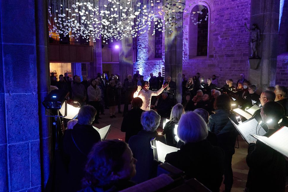 Bezirkskantor Daniel Tepper dirigierte die Cappella nuova beim Konzert in der Leeren Martinskirche. Bild: Heiden