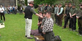 Mit dem traditionellen Jägerschlag hat Kreisjägermeister Timo Böckle auf dem Panzer Range Complex der Panzerkaserne deutsche und amerikanische Jagdprüfungs-Absolventen feierlich in die Reihen der Jägerschaft aufgenommen.