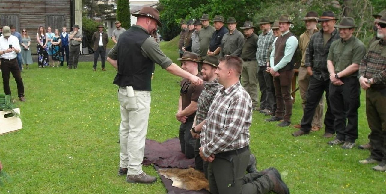 Mit dem traditionellen Jägerschlag hat Kreisjägermeister Timo Böckle auf dem Panzer Range Complex der Panzerkaserne deutsche und amerikanische Jagdprüfungs-Absolventen feierlich in die Reihen der Jägerschaft aufgenommen.