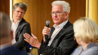 Demokratie als Lebensform: Winfried Kretschmann zwischen Christoph Möllers (li.) und Anne Rabe