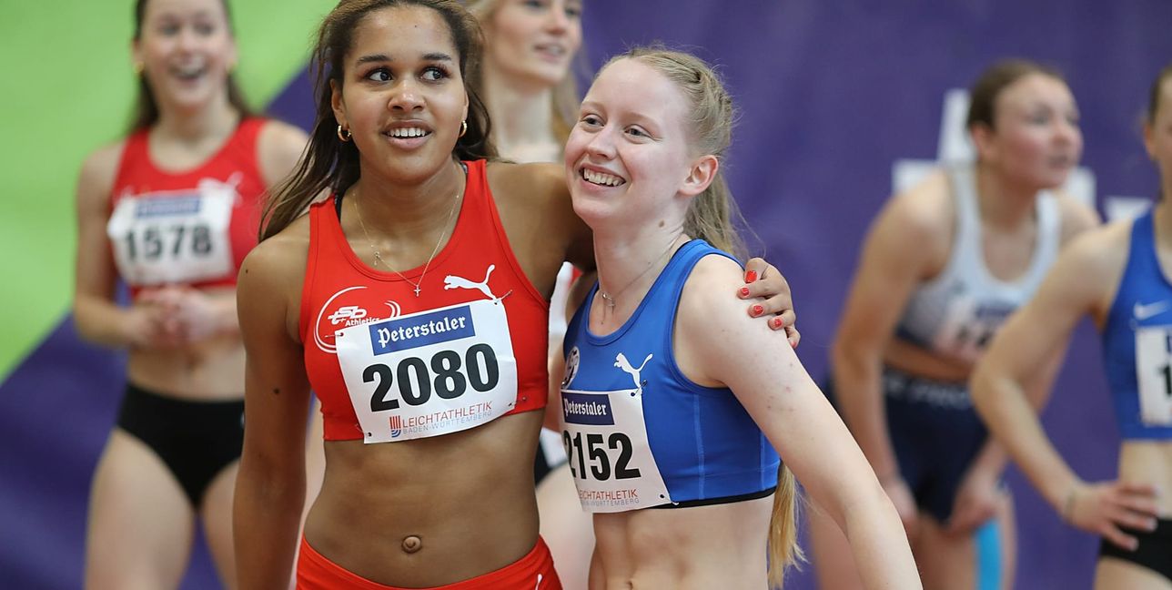 VfL-Talent Pauline Zoll (rechts) freut sich in Karlsruhe über ihren Sieg über die 60 Meter in der Altersklasse U20.