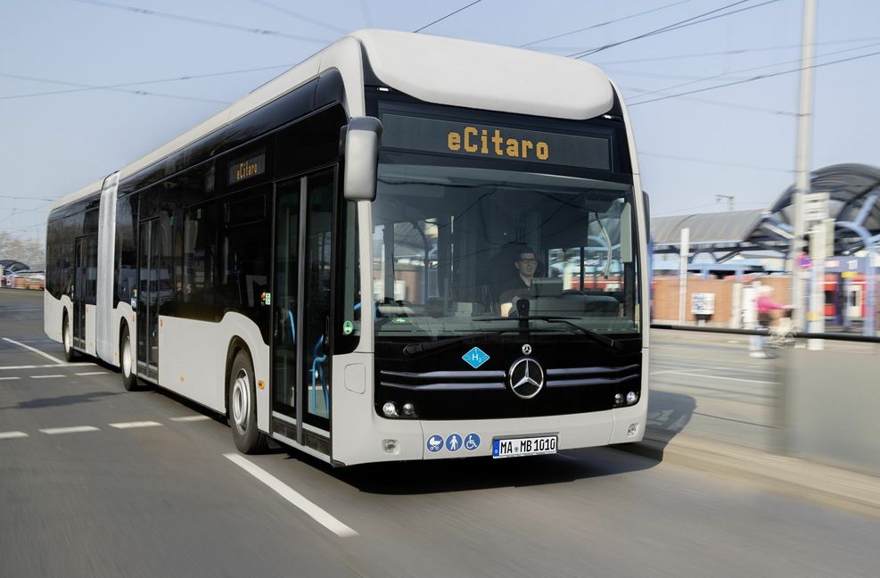 Daimler Truck hat seit mehreren Jahren elektrisch Busse für den Stadtverkehr im Angebot. Ob sie gekauft werden, darüber entscheidet auch, ob sie problemlos geladen werden können.