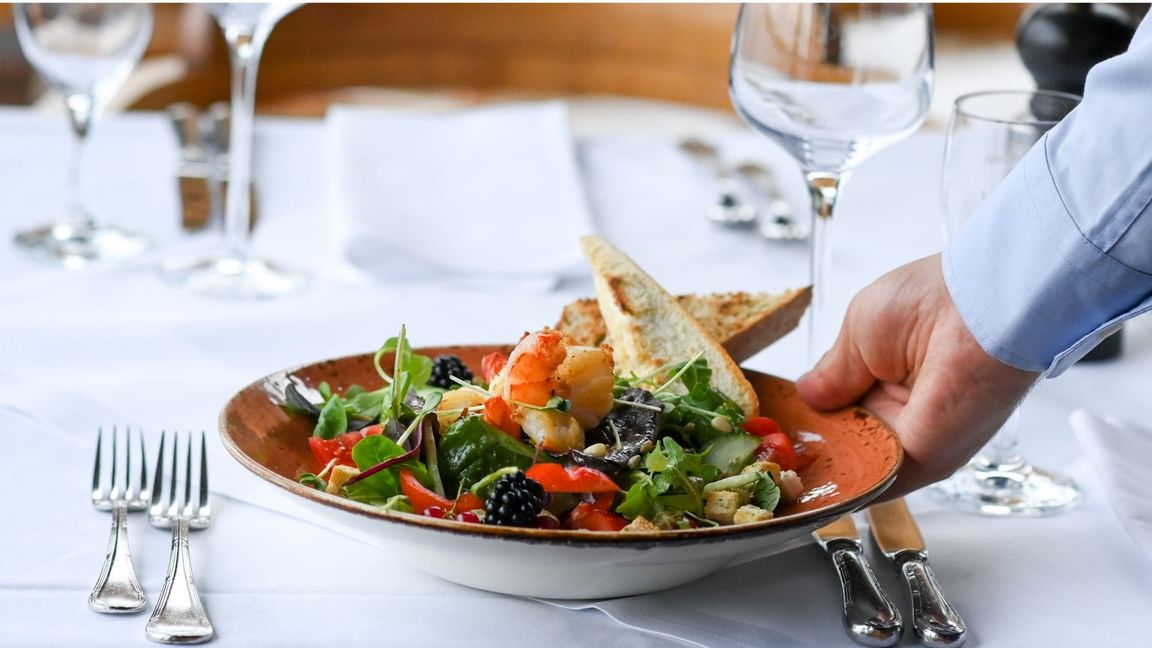 Auf der persönlichen Sparliste der Bürgerinnen und Bürger stehen Restaurantbesuche ganz oben.