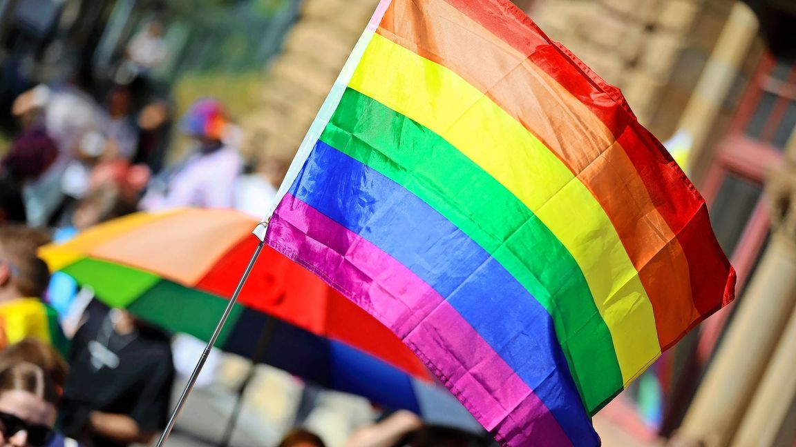 Die Regenbogenfahne darf laut Innenministerium nur einmal jährlich gehisst werden (Symbolbild).