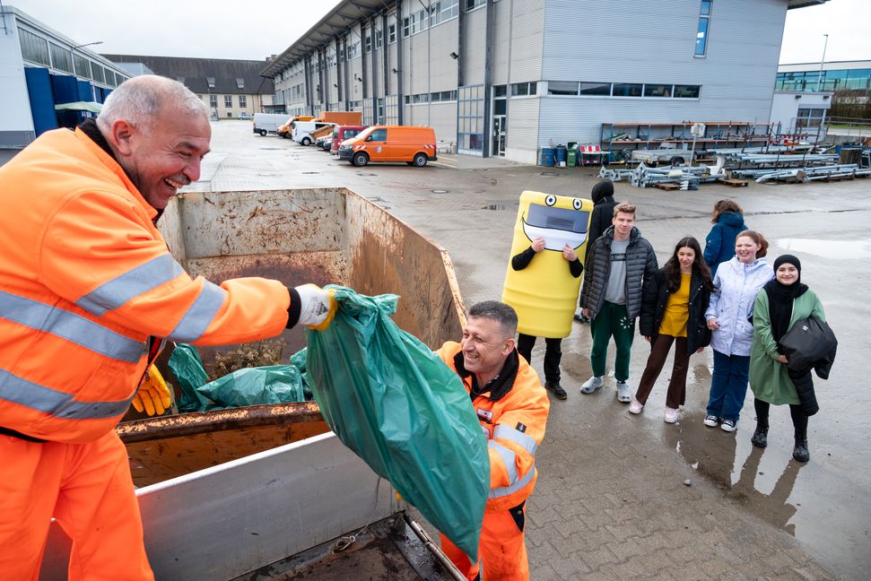 Ab in die Container mit dem eingesammelten Müll. Hier packten auch die Mitarbeiter des Zweckverbands fleißig an.