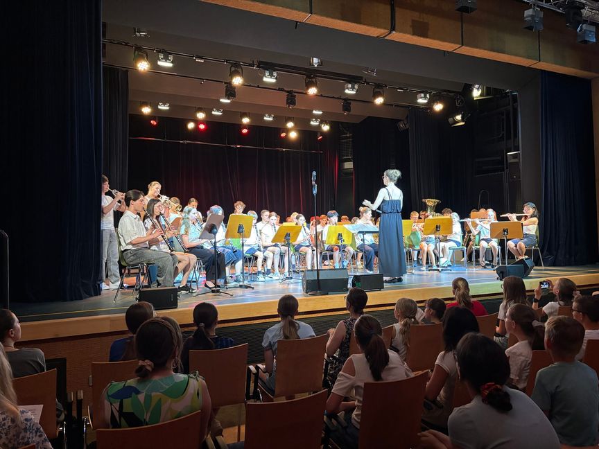Mit Beiträgen aus unterschiedlichen Bereichen gestalteten die Schülerinnen und Schüler des Gymnasiums Unterrieden einen abwechslungsreichen Kleinkunstabend.