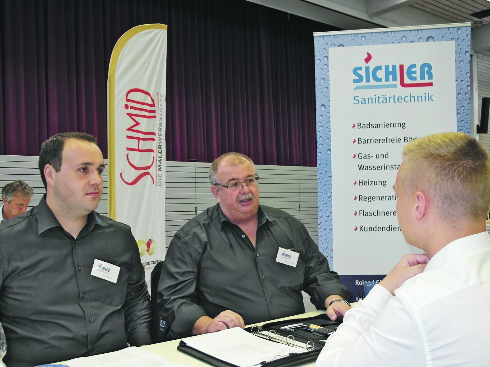 Sven und Roland Sichler (von links) vom Ehninger Betrieb „Sanitärtechnik Sichler“ sind zum dritten Mal beim „Azubi-Speed-Dating“ in der Ehninger Turn- und Festhalle mit dabei.  Bild: Staber