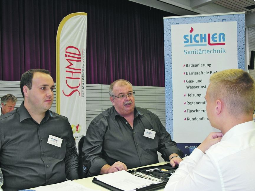 Sven und Roland Sichler (von links) vom Ehninger Betrieb „Sanitärtechnik Sichler“ sind zum dritten Mal beim „Azubi-Speed-Dating“ in der Ehninger Turn- und Festhalle mit dabei.  Bild: Staber