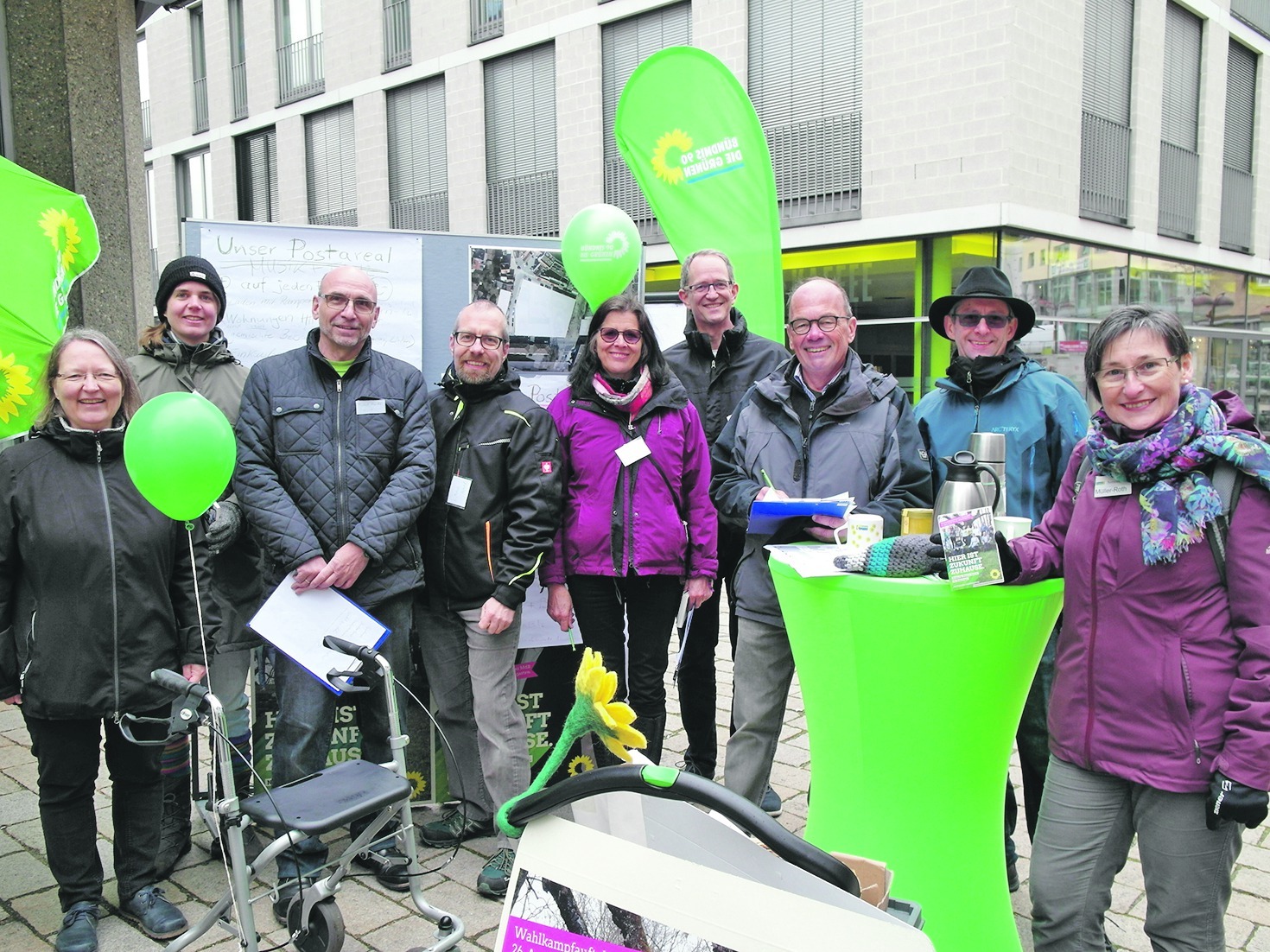 Viele Gespräche über die Zukunft des Post-Areals führten die Grünen (von links) Claudia Dobler, Lena Richter, Roland Mundle, Michael Eppard, Hanna Bacherle, Christian Michel, Helmut Hofmann, Ralf Müller-Roth und Simone Müller-Roth. Bild: Staber