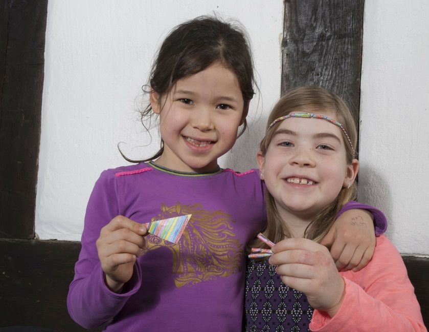 Basteln für „Nachbarn in Not“: Nele Frick (rechts) und Haram Lutz.  Bild:Lück