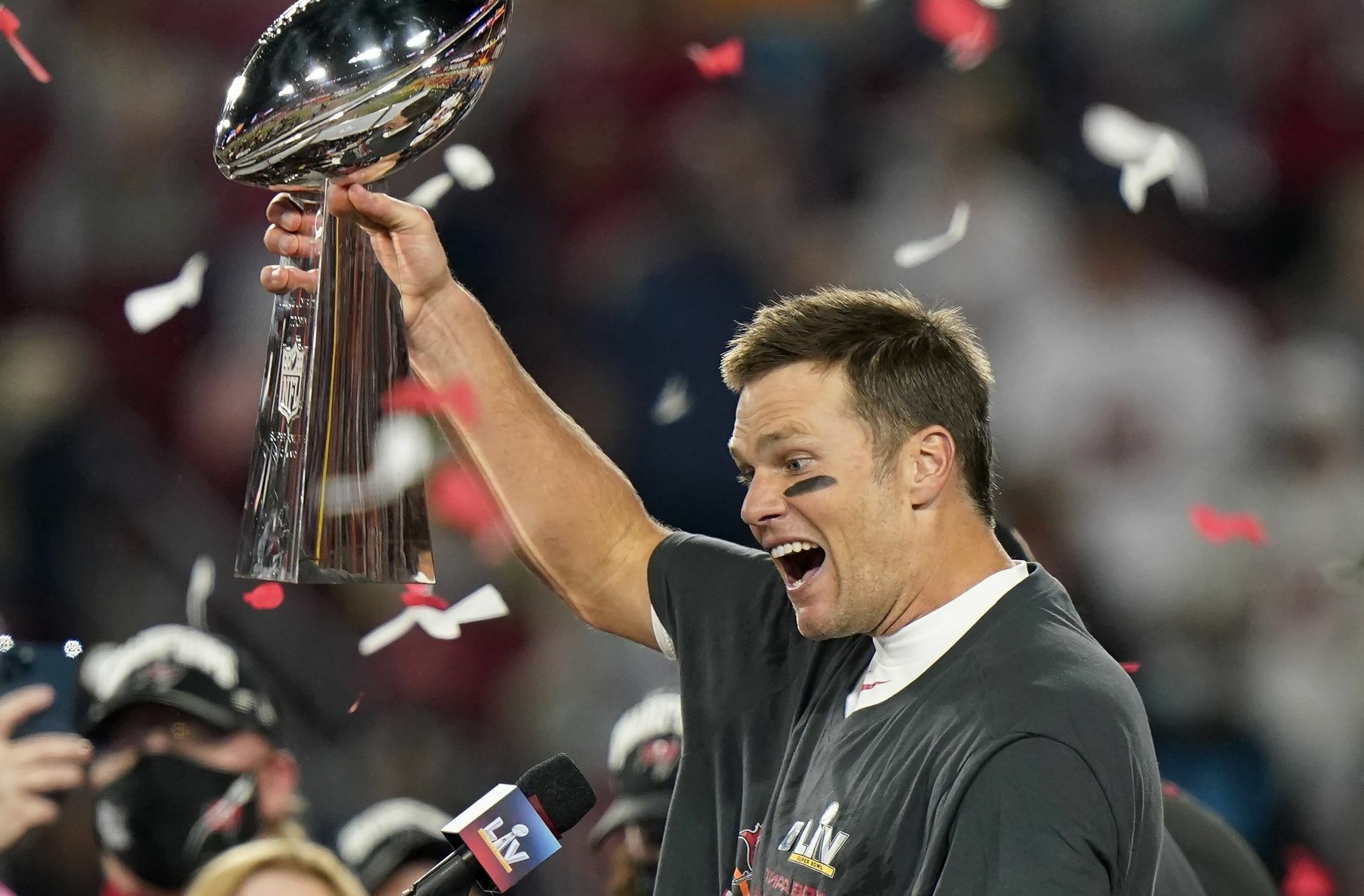 Da ist das Ding: Tom Brady mit der Meister-Trophäe der NFL. Foto: dpa/Lynne Sladky