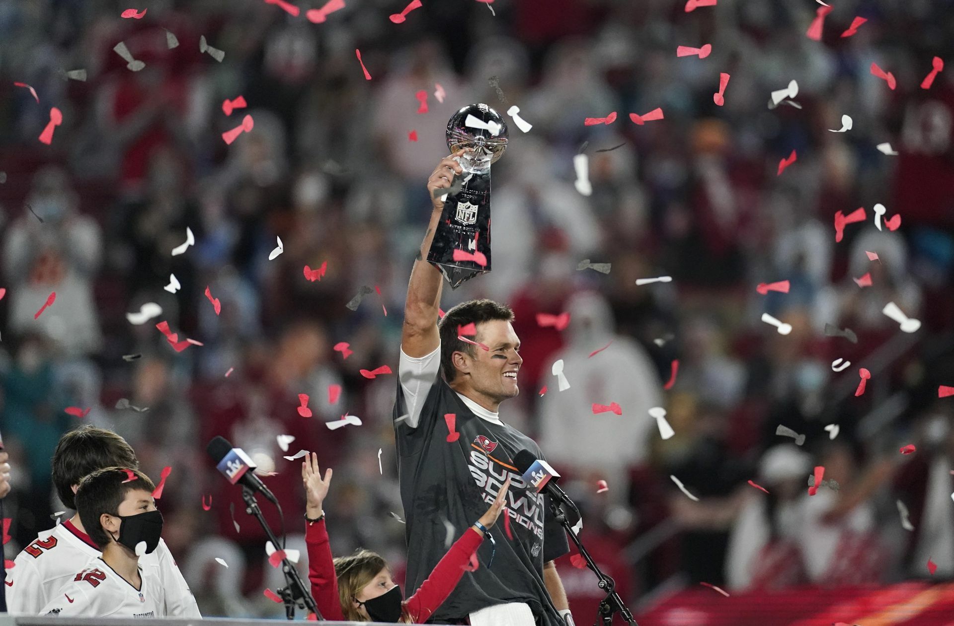 Da ist das Ding: Tom Brady mit der Meister-Trophäe der NFL. Foto: dpa/Ashley Landis