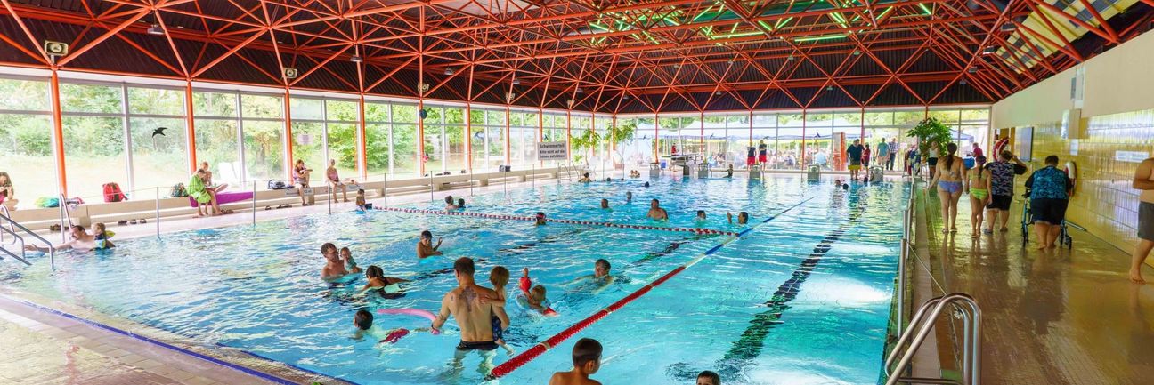 Das Schwimmerbecken des Gartenhallenbads Maichingen während des Sommerfests zum 50-jährigen Bestehen am 1. August 2026.