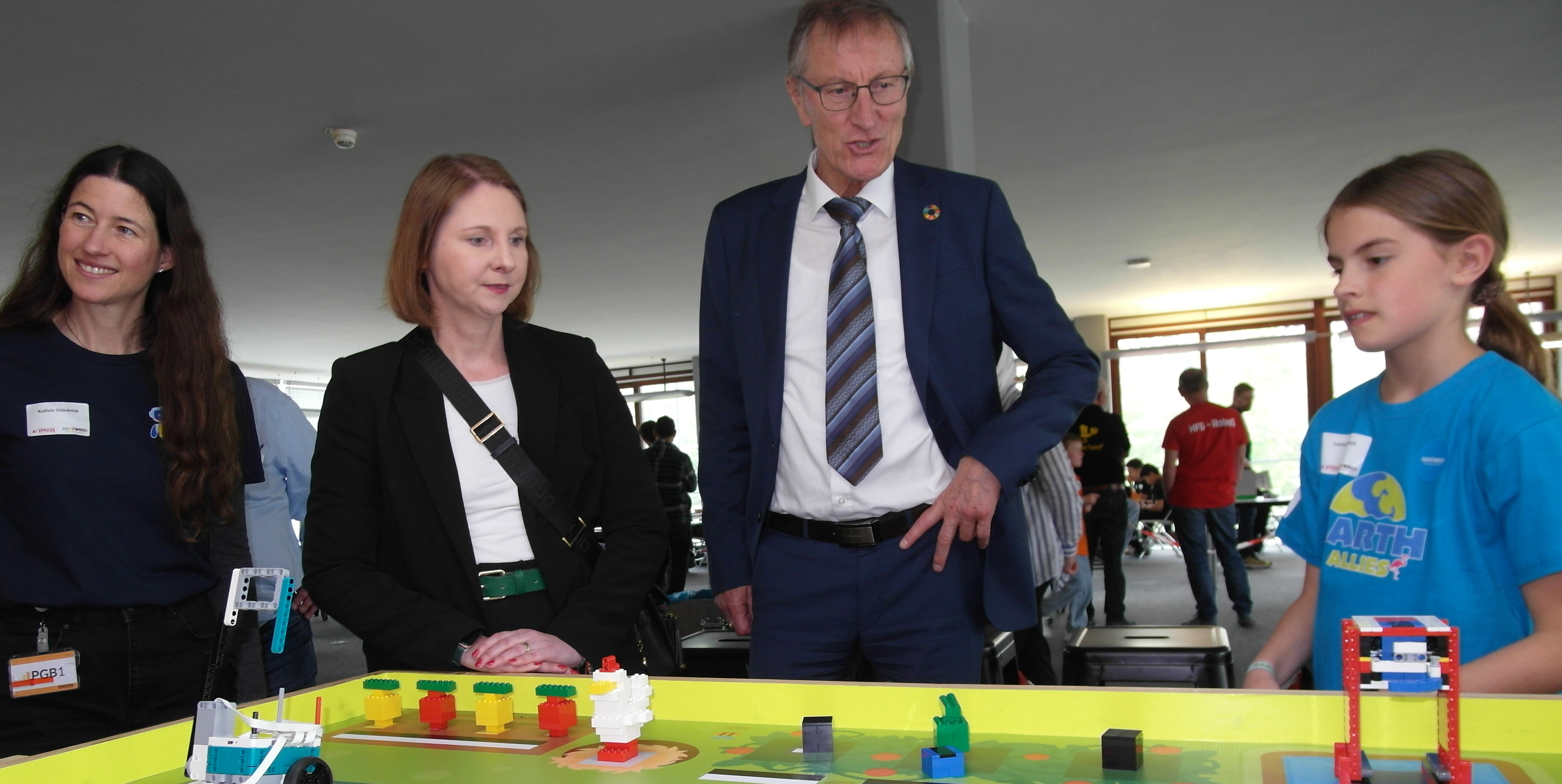 Von links: Dr. Kathrin Steinbrink, Sandra Boser, Roland Bernahrd, Louisa (zehnjährige Teilnehmerin in der Disziplin „RoboMission“)