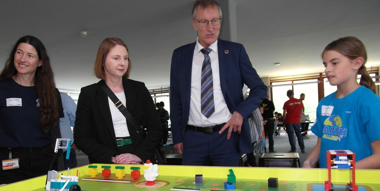 Von links: Dr. Kathrin Steinbrink, Sandra Boser, Roland Bernahrd, Louisa (zehnjährige Teilnehmerin in der Disziplin „RoboMission“)