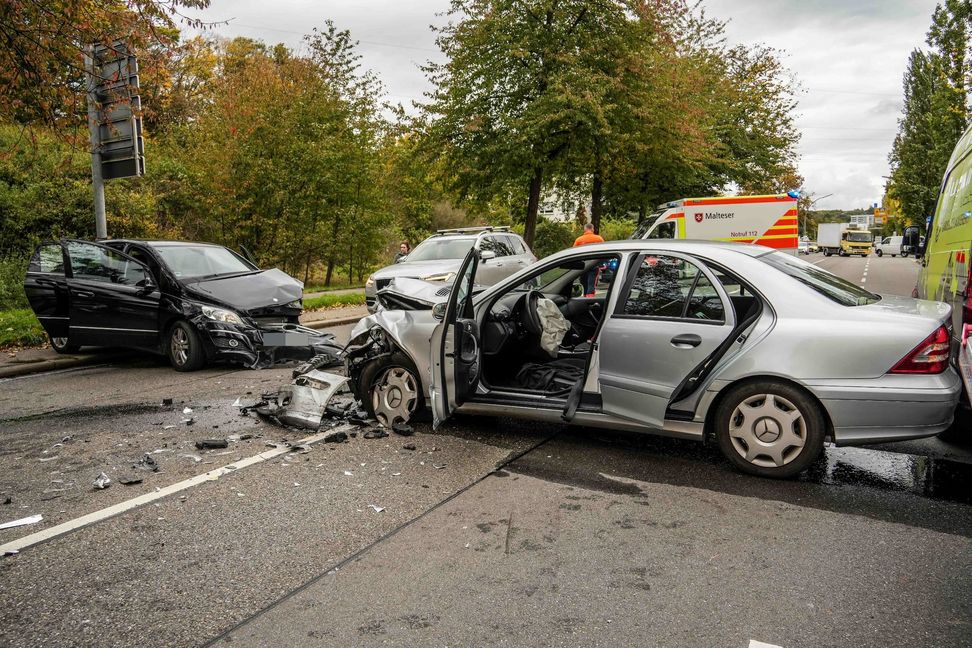 Zwei Autos stießen frontal zusammen.