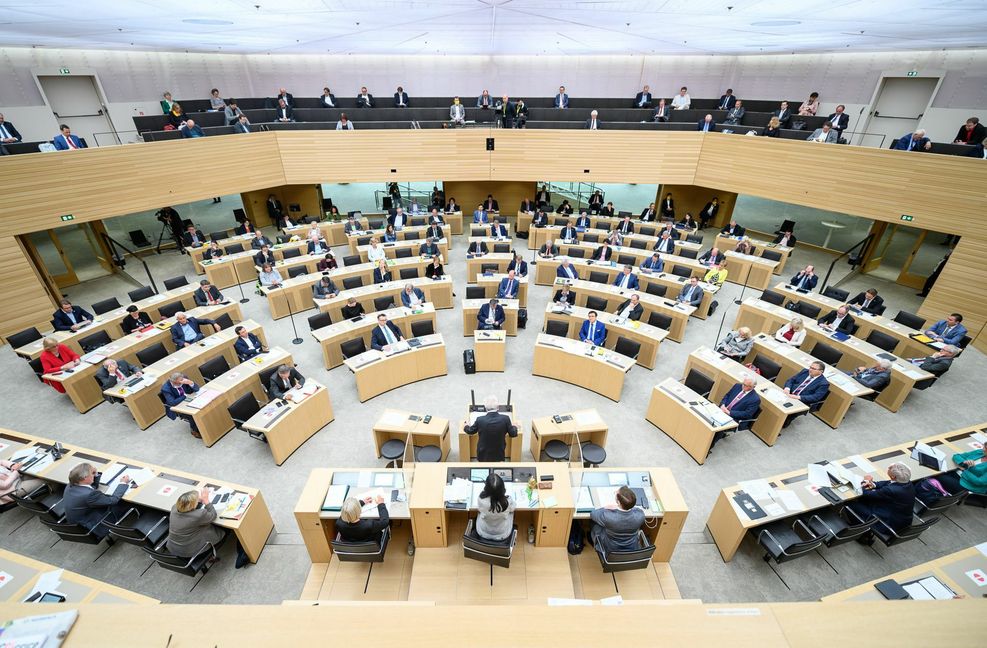 Schon der alte Landtag zeigte größtenteils männliche Anzugträger, im neuen Landtag sieht es nicht viel besser aus. Foto: dpa/Sebastian Gollnow