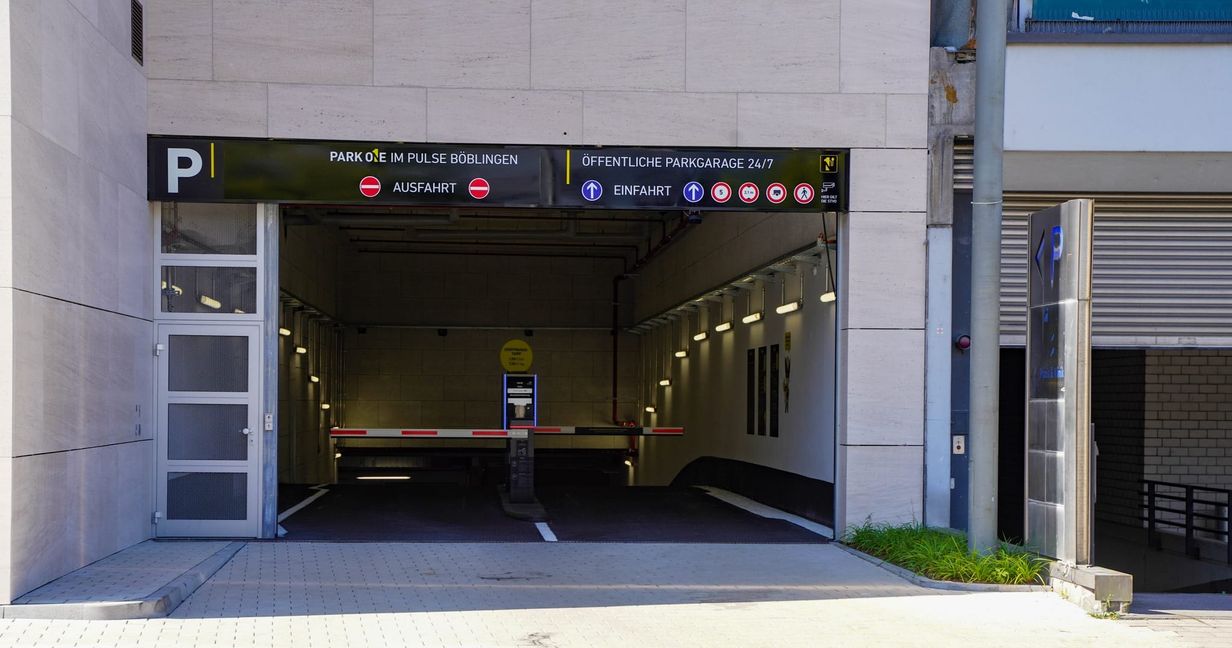 Einfahrt in die Tiefgarage.