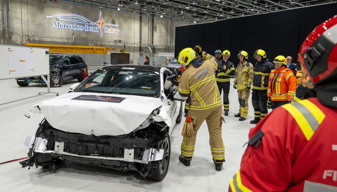 Einsatzkräfte trainieren praxisnah mit aktuellen Mercedes-Benz Modellen.