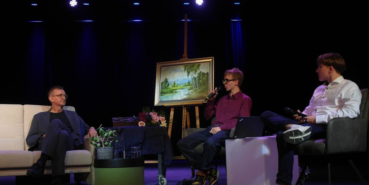 Bei der elften Auflage der „Unterriedener Couchgespräche“ hat sich der Chefredakteur der Wochenzeitung Die Zeit Jochen Wegner vor rund 400 Zuschauern im Bürgerhaus Maichingen den Fragen der Schüler Gabriel Rex und Julius Mann (von links) gestellt.