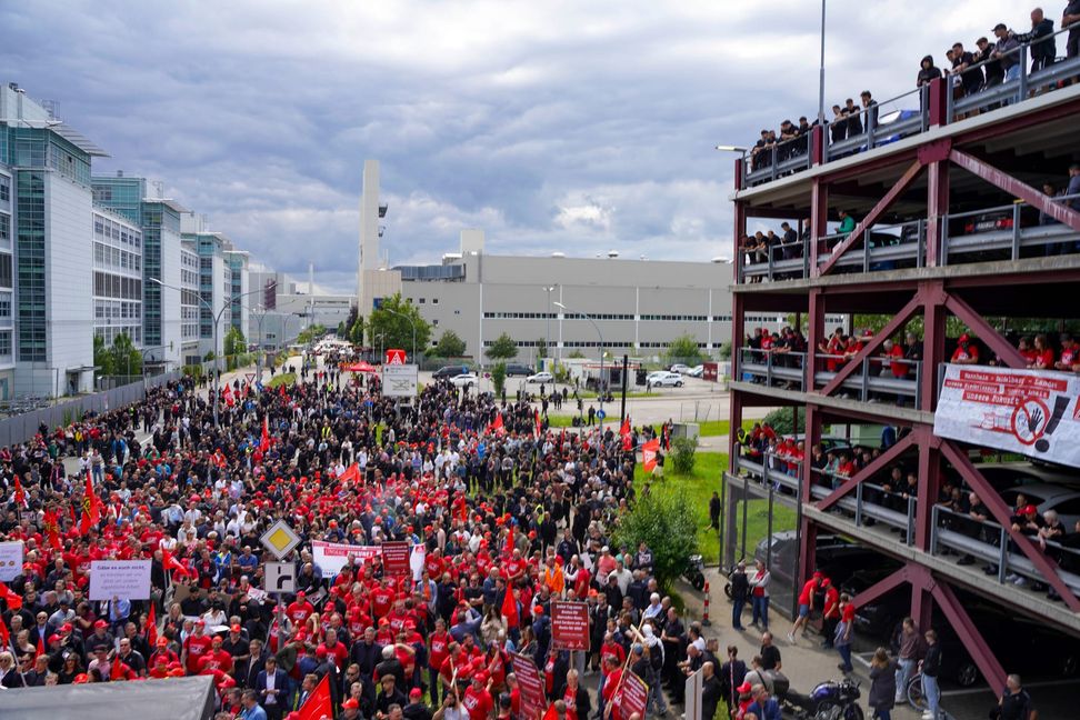 Demonstration am Tor 7 im Mercedes-Benz-Werk Sindelfingen.