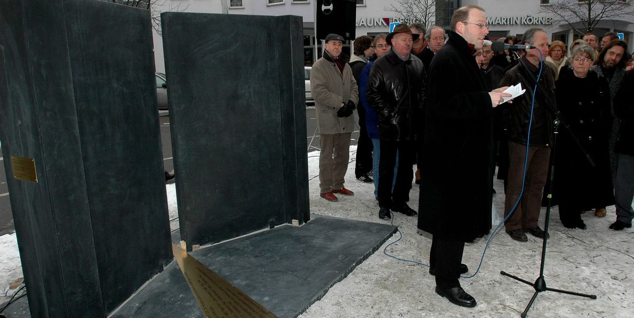 Oberbürgermeister Dr. Bernd Vöhringer spricht am 27. Januar 2006 bei der Einweihung des Mahnmals. Das ist der 41. Jahrestag der Befreiung des KZ Auschwitz