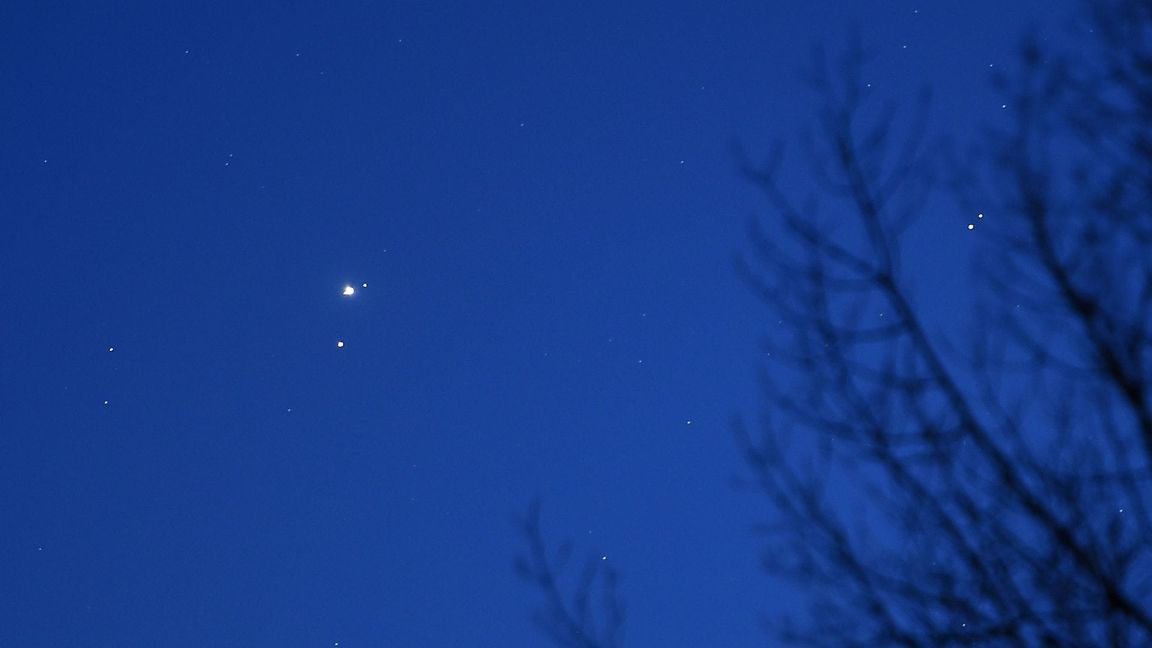 ILLUSTRATION - Jupiter und Mars am Nachthimmel